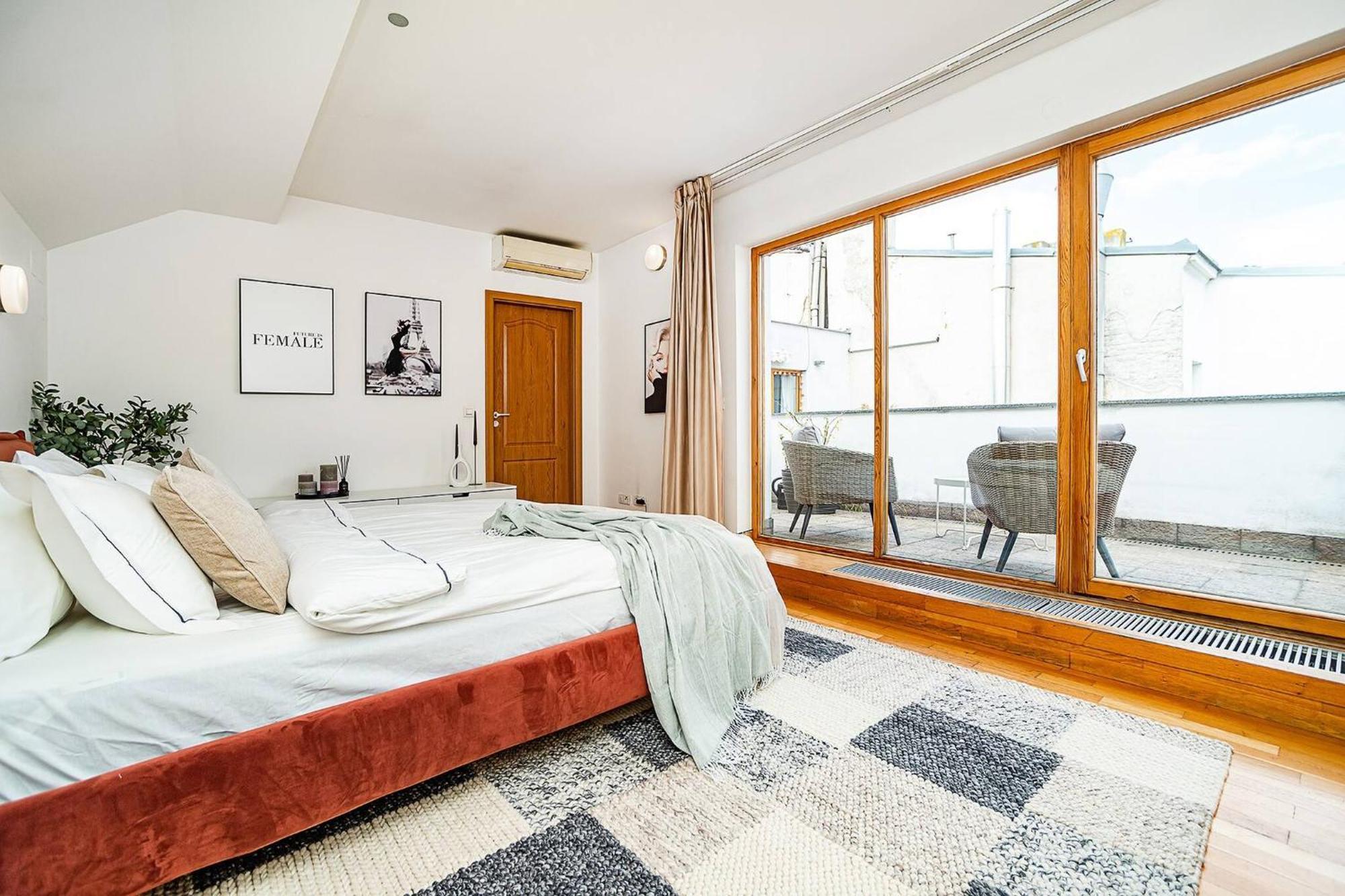 Lavish And Chic Duplex For Families And Couples